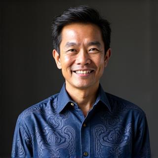 Pria dengan kemeja batik formal