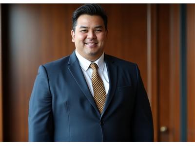 Pria memakai setelan jas formal ukuran besar